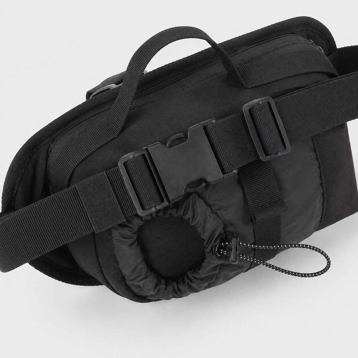 Adjustable strap and quick-release buckle on bottle sling bag